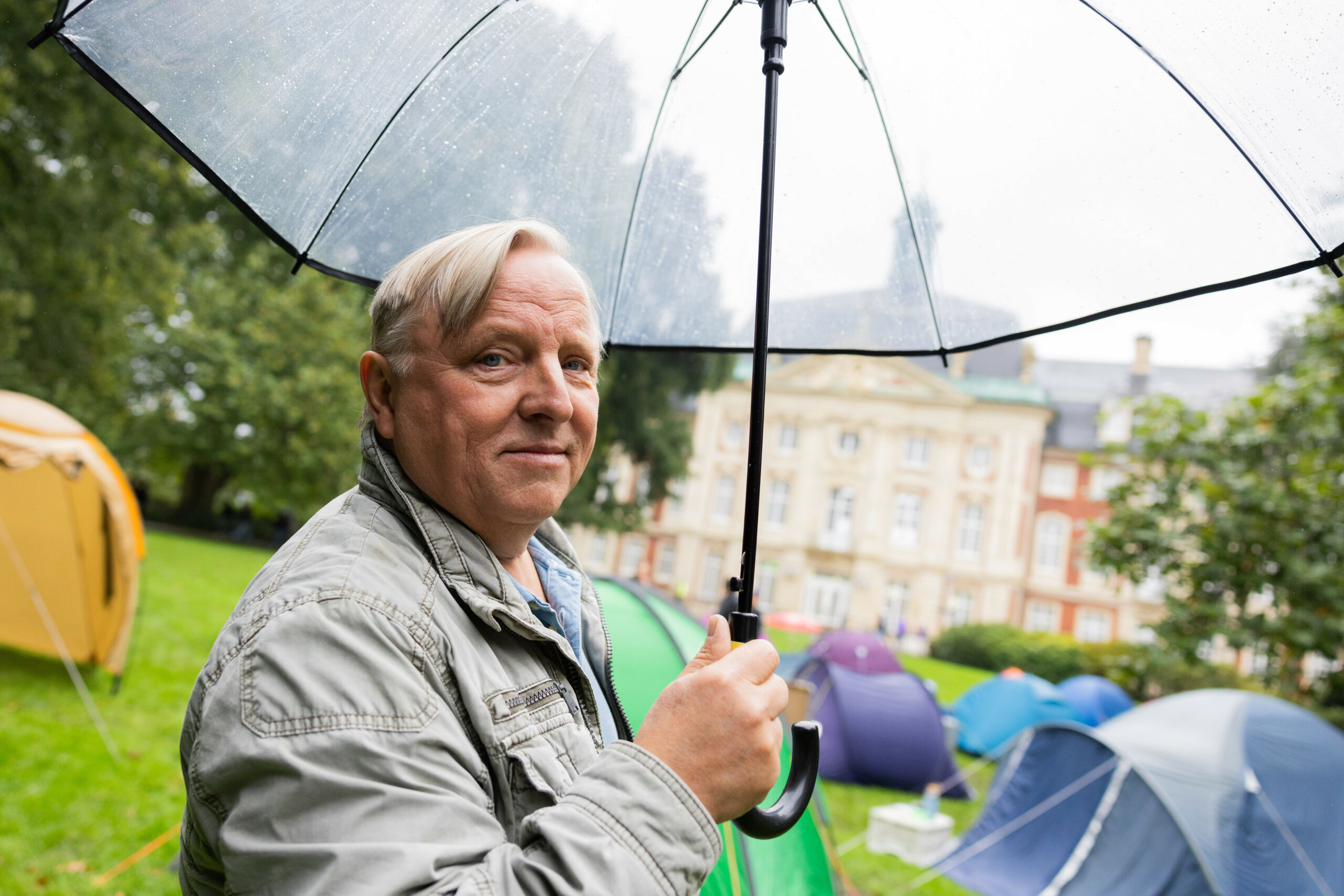 Axel Prahl (Hauptkommissar Frank Thiel), Schauspieler, steht am Set vom Münster «Tatort» zwischen Zelten im Park hinter dem Schloss.