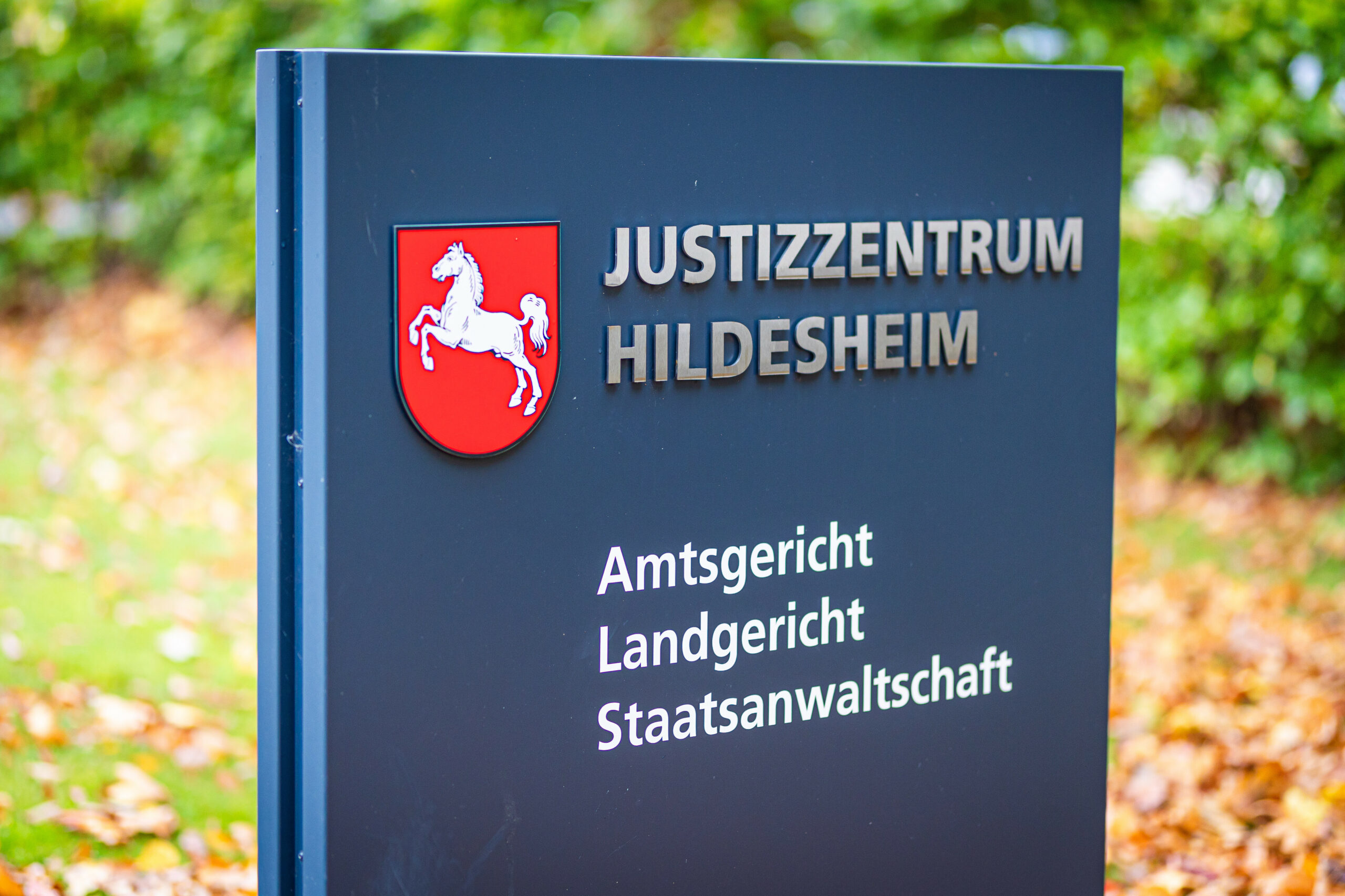 Das Schild vor dem Justizzentrum in Hildesheim, in dem sich das Amtsgericht, Landgericht und die Staatsanwaltschaft.