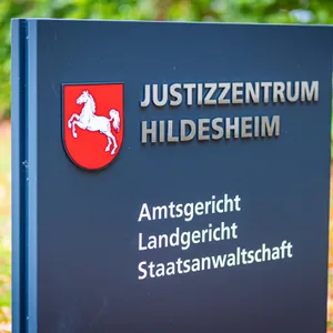 Das Schild vor dem Justizzentrum in Hildesheim, in dem sich das Amtsgericht, Landgericht und die Staatsanwaltschaft.