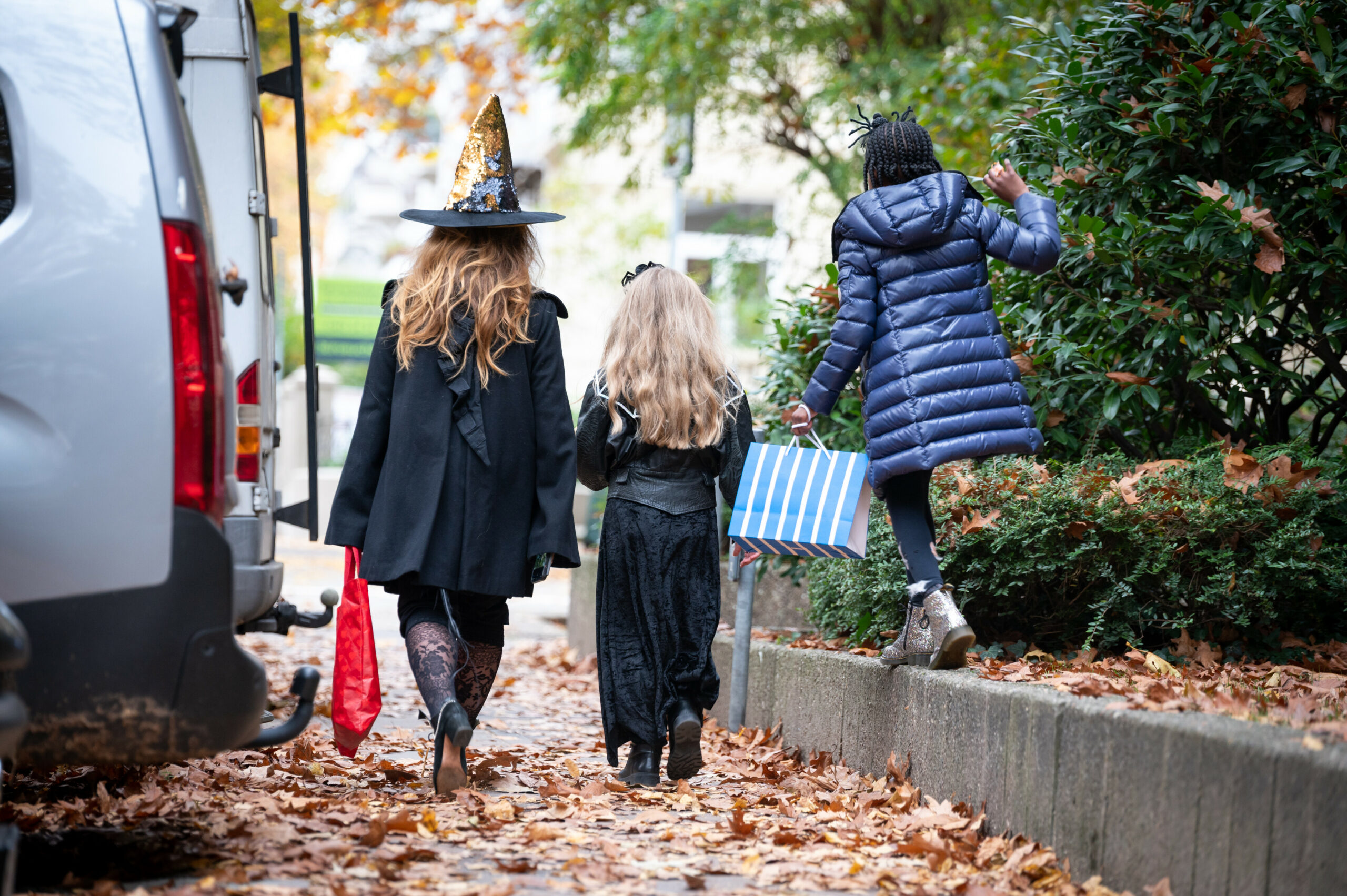 Kinder laufen an Halloween verkleidet durch die Stadt. (Archivbild)