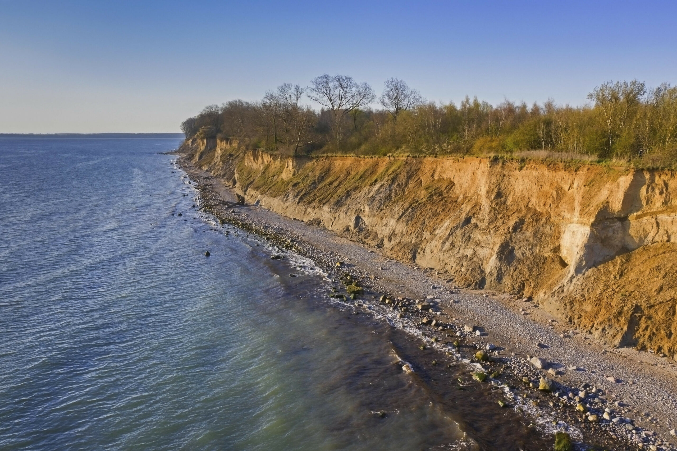 Lufttansicht einer Steilküste an der Ostsee.
