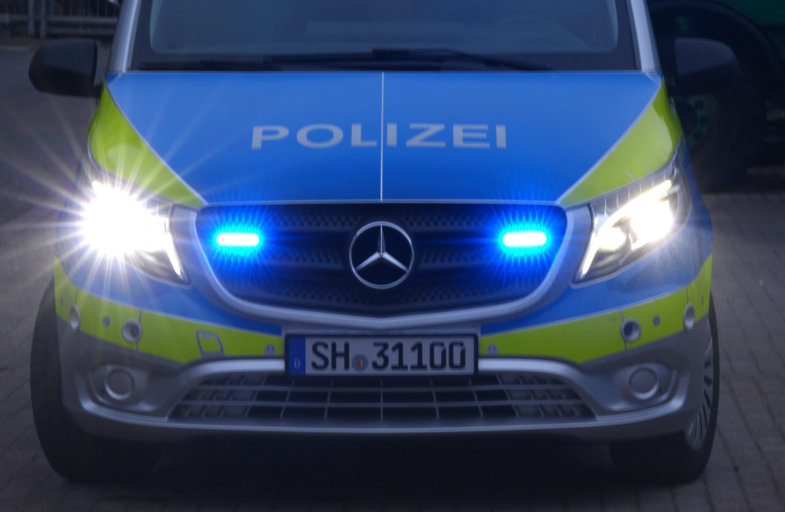 Mann wirft Tochter (1) vor heranfahrendes auto – Polizei nimmt ihn fest
