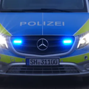 Mann wirft Tochter (1) vor heranfahrendes auto – Polizei nimmt ihn fest