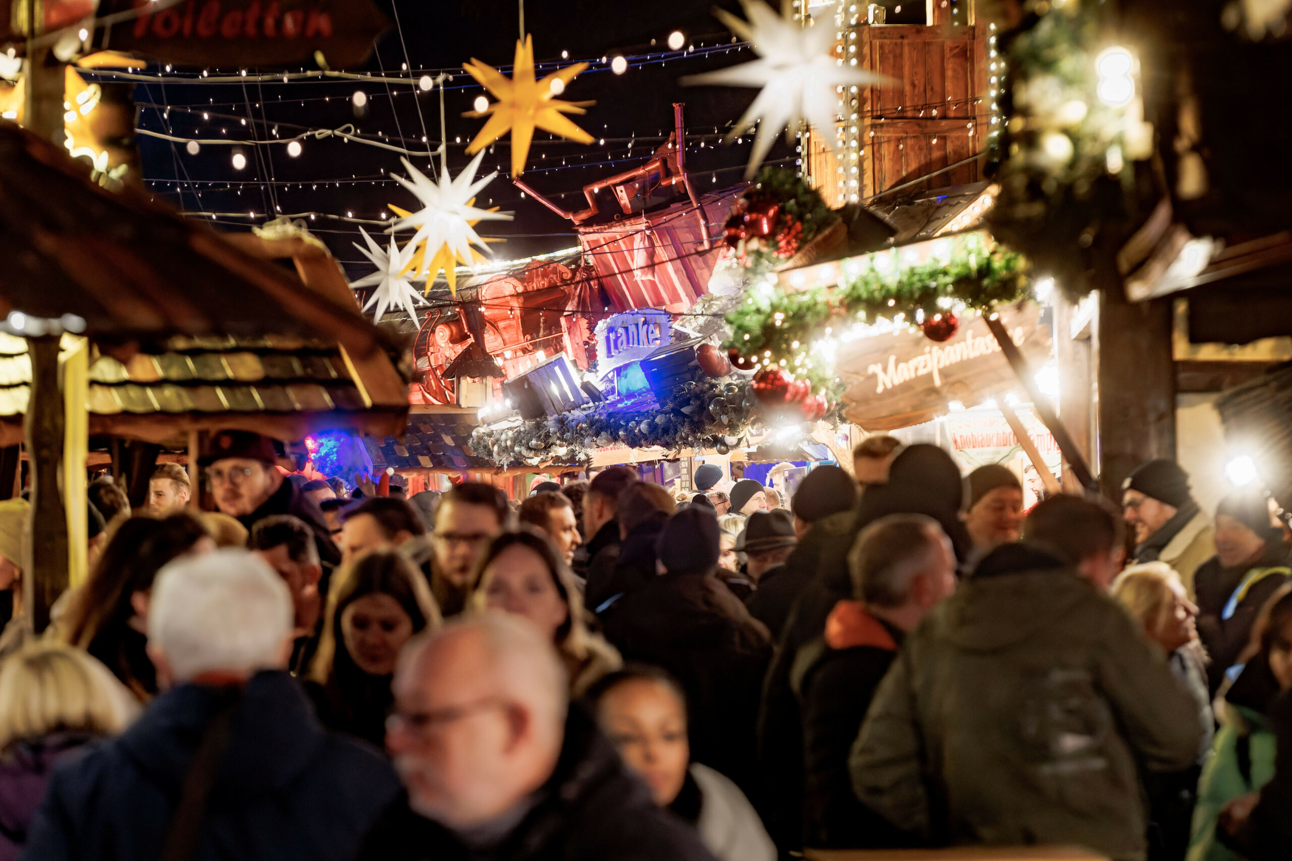 Blick auf den Winterzauber Weihnachtsmarkt in Hamburg Wandsbek.