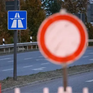 A1: Vollsperrung einer Autobahnauffahrt mit Verkehrsschildern