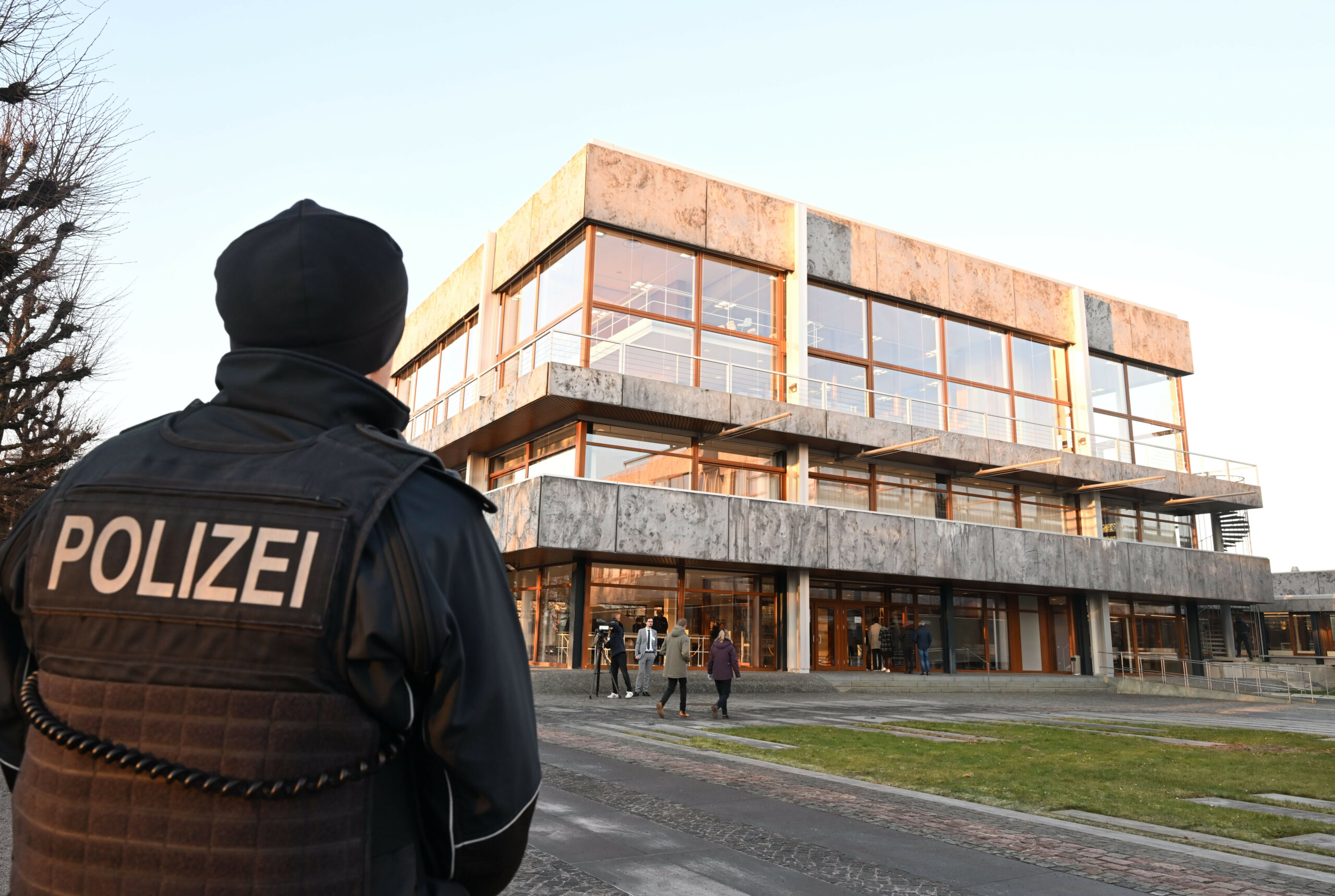 Ein Polizist steht vor dem Gebäude des Bundesverfassungsgerichts.