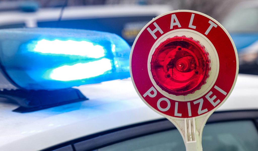Kein-F-hrerschein-aber-Alkohol-und-Drogen-im-Blut-Fahrer-auf-A7-gestoppt