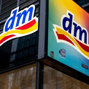 Das bunte Schild mit dem Schriftzug „dm“ hängt von außen an jeder Filiale der Drogerie.