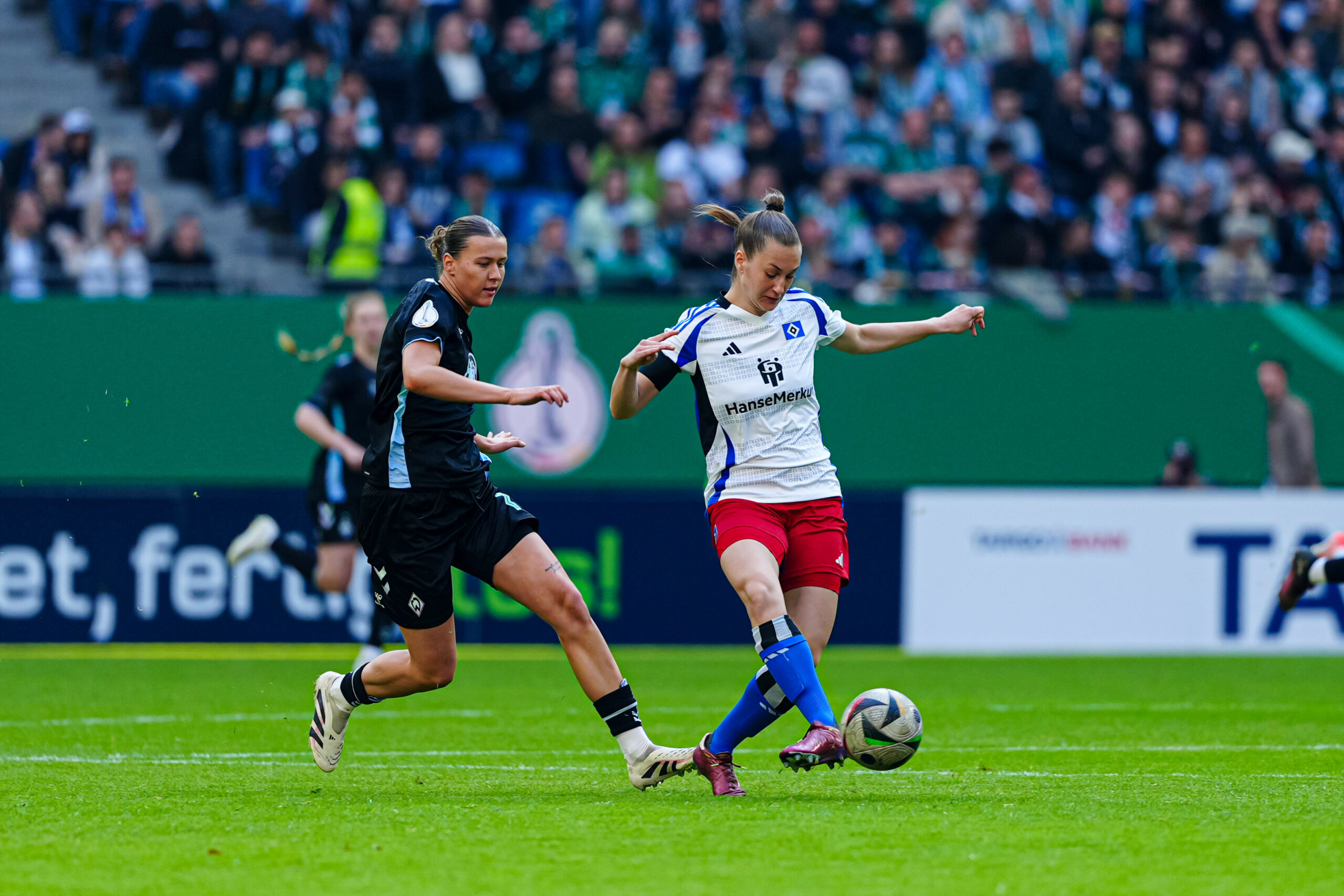 Larissa Mühlhaus im Zweikampf mit Emilia Hirche