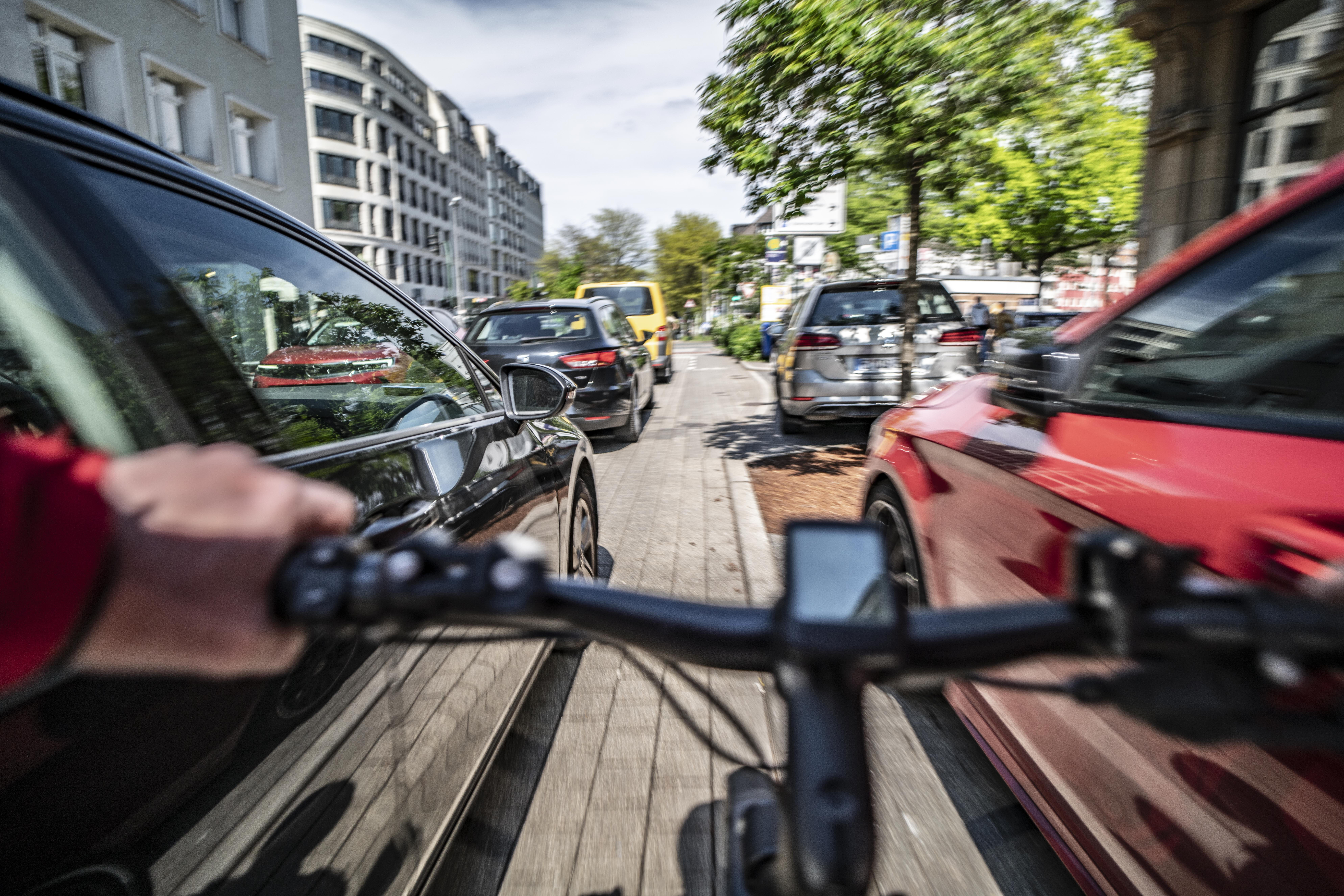 Audifahrer überholt Radfahrerin ohne Sicherheitsabstand und bringt sie zum Sturz – Radfahrerin verletzt