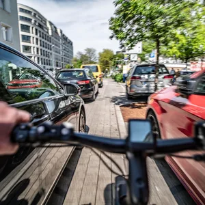 Audifahrer überholt Radfahrerin ohne Sicherheitsabstand und bringt sie zum Sturz – Radfahrerin verletzt