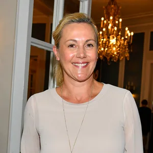 Blonde lachende Frau