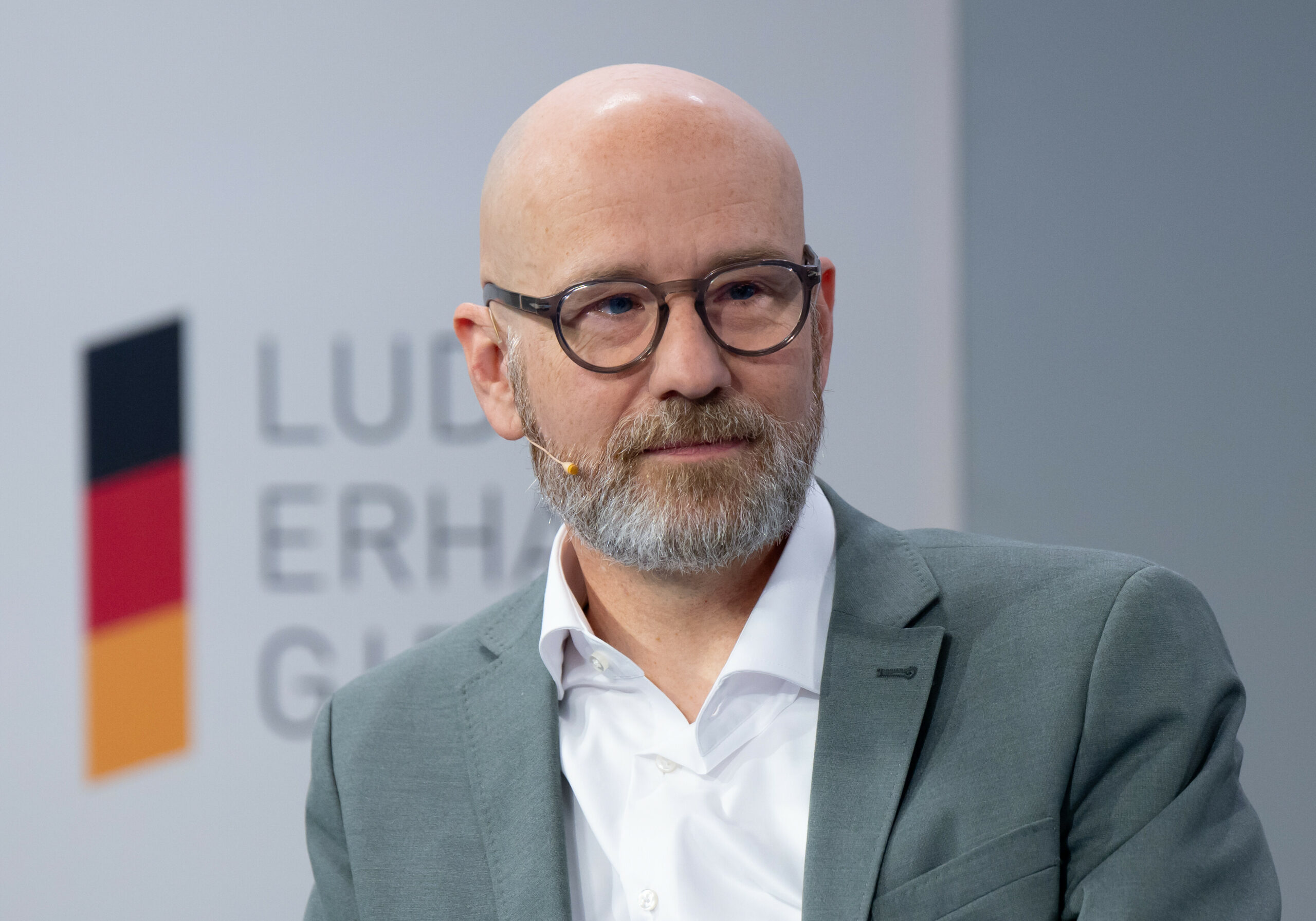 Peter Tauber mit Mikrofon