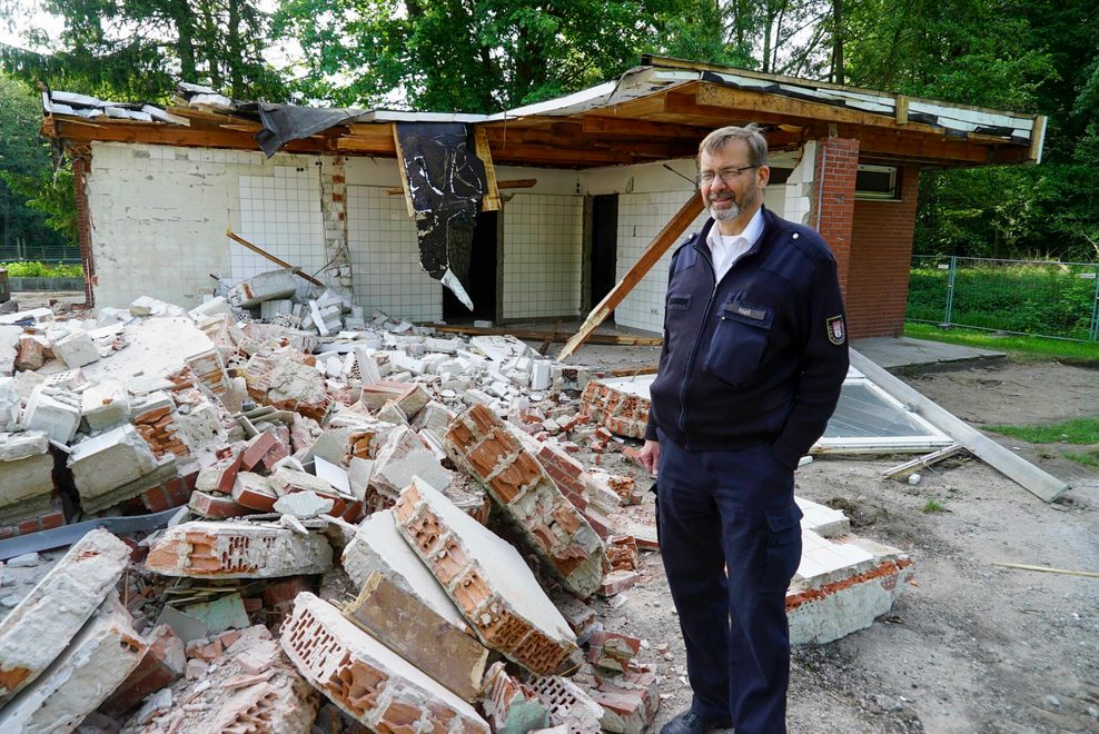 Mann steht vor Mauerresten
