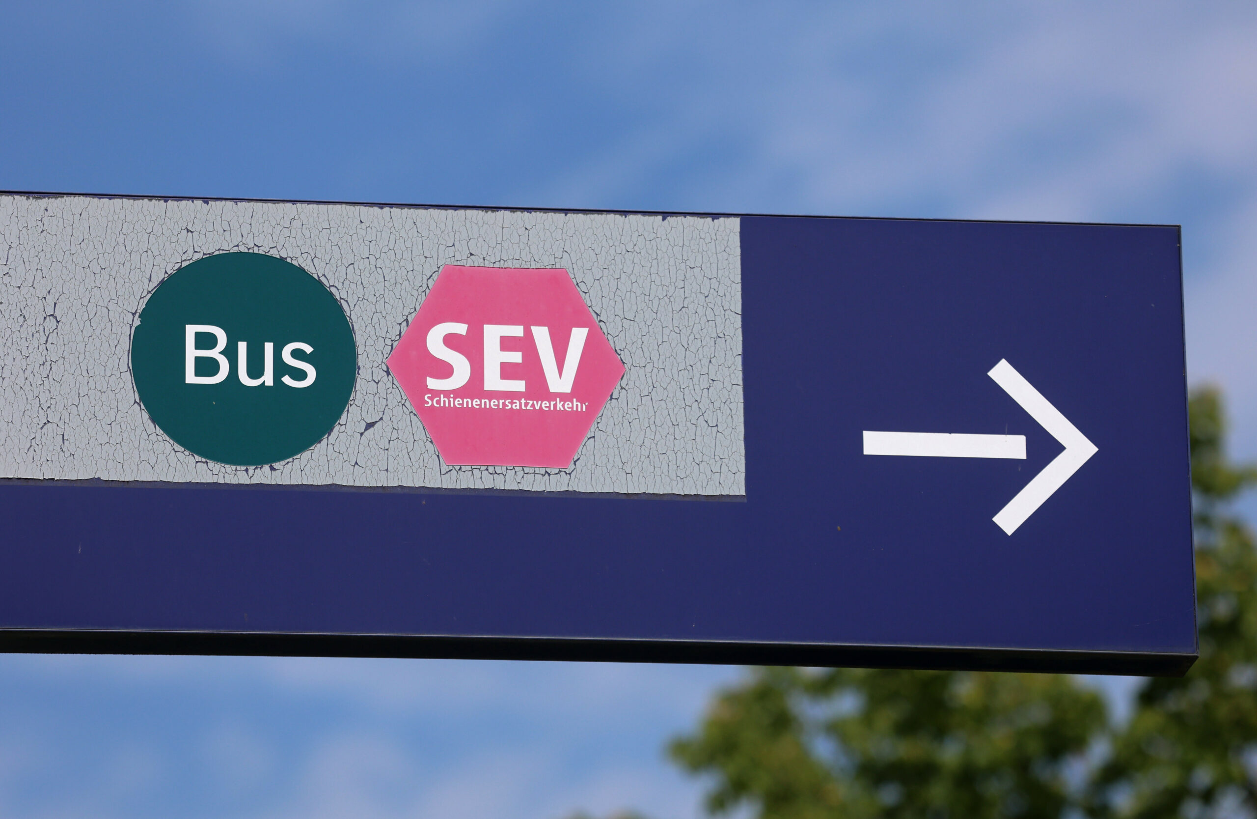 Ein Schild weist den Weg zum Schienenersatzverkehr (Symbolbild).