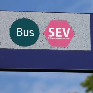Ein Schild weist den Weg zum Schienenersatzverkehr (Symbolbild).