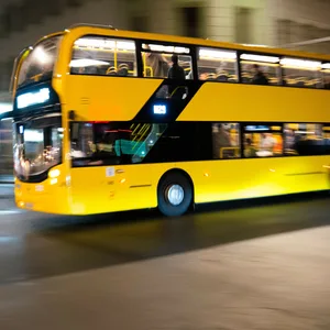 In Berlin sind die Doppeldecker-Busse der BVG seit 1925 Teil des Straßenverkehrs.