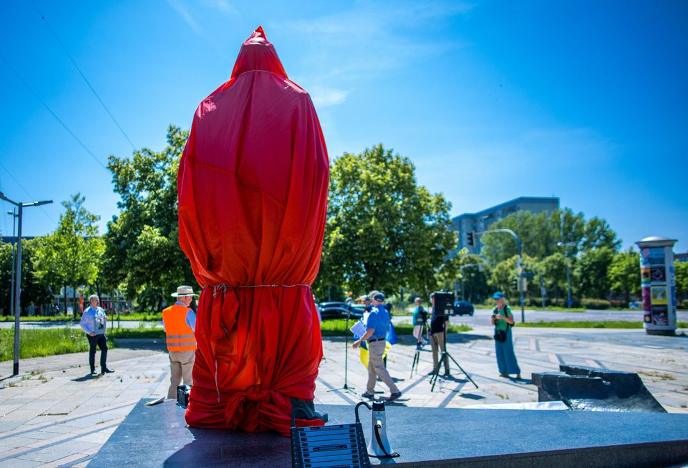 Im Juni verhüllten Vertreter von Opferverbänden bei einer Kundgebung das Lenin-Denkmal in Schwerin.
