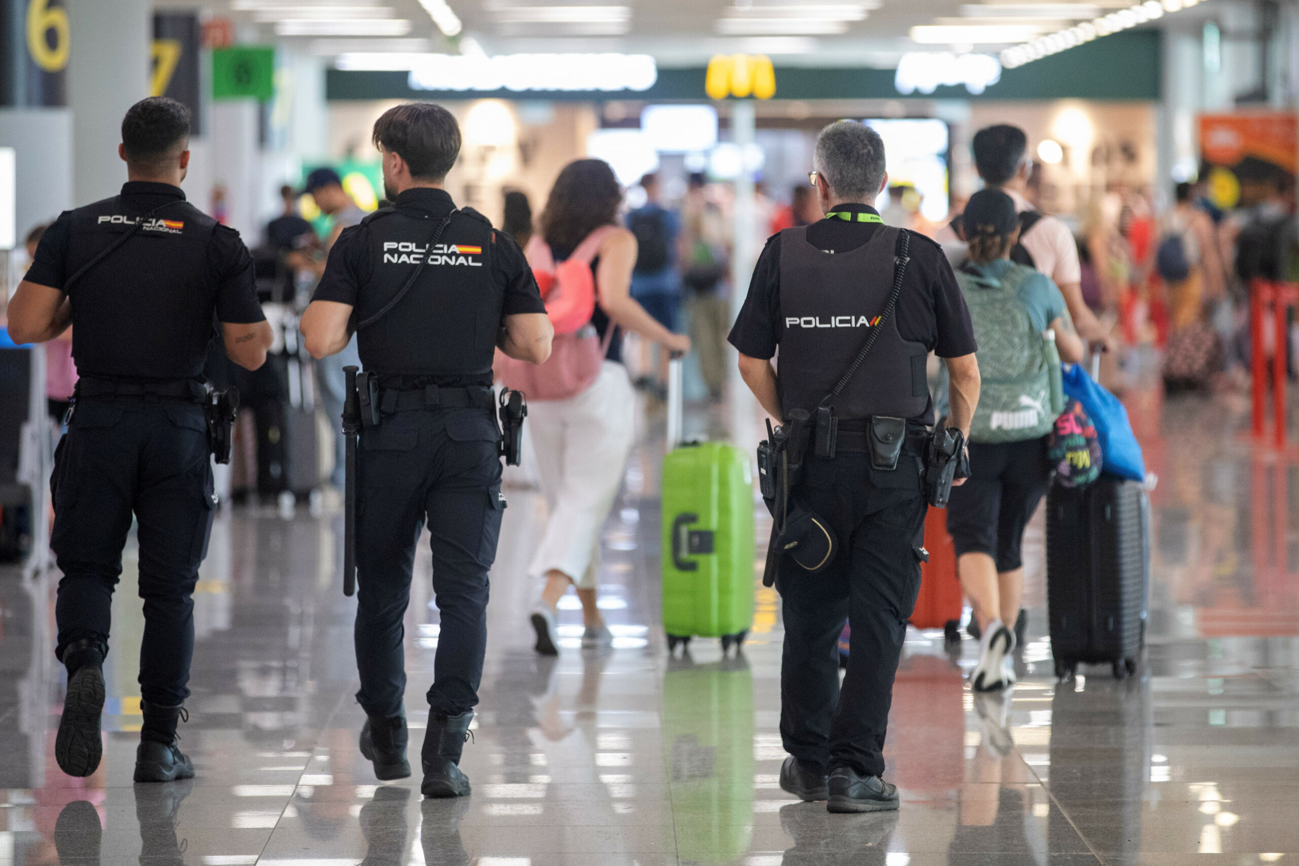 Polizisten am Flughafen Mallorca (Archivbild)