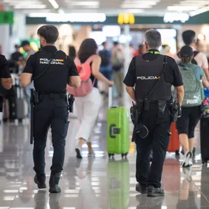 Polizisten am Flughafen Mallorca (Archivbild)