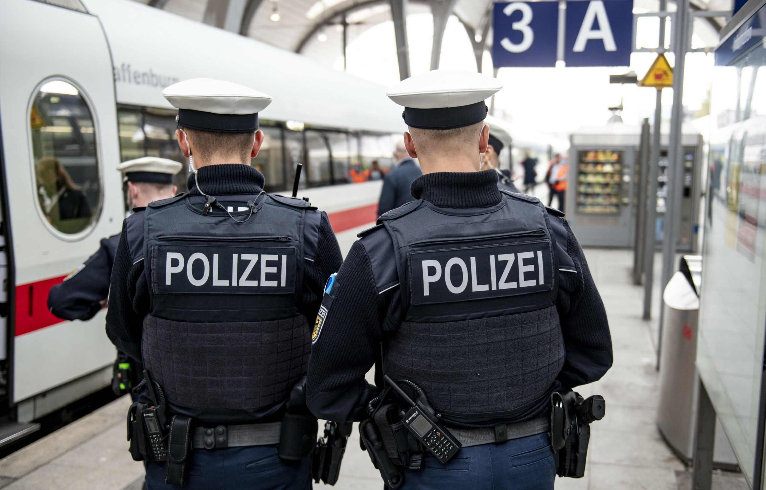Bundespolizisten stehen an einem Gleis im Kieler Hauptbahnhof (Archivbild).
