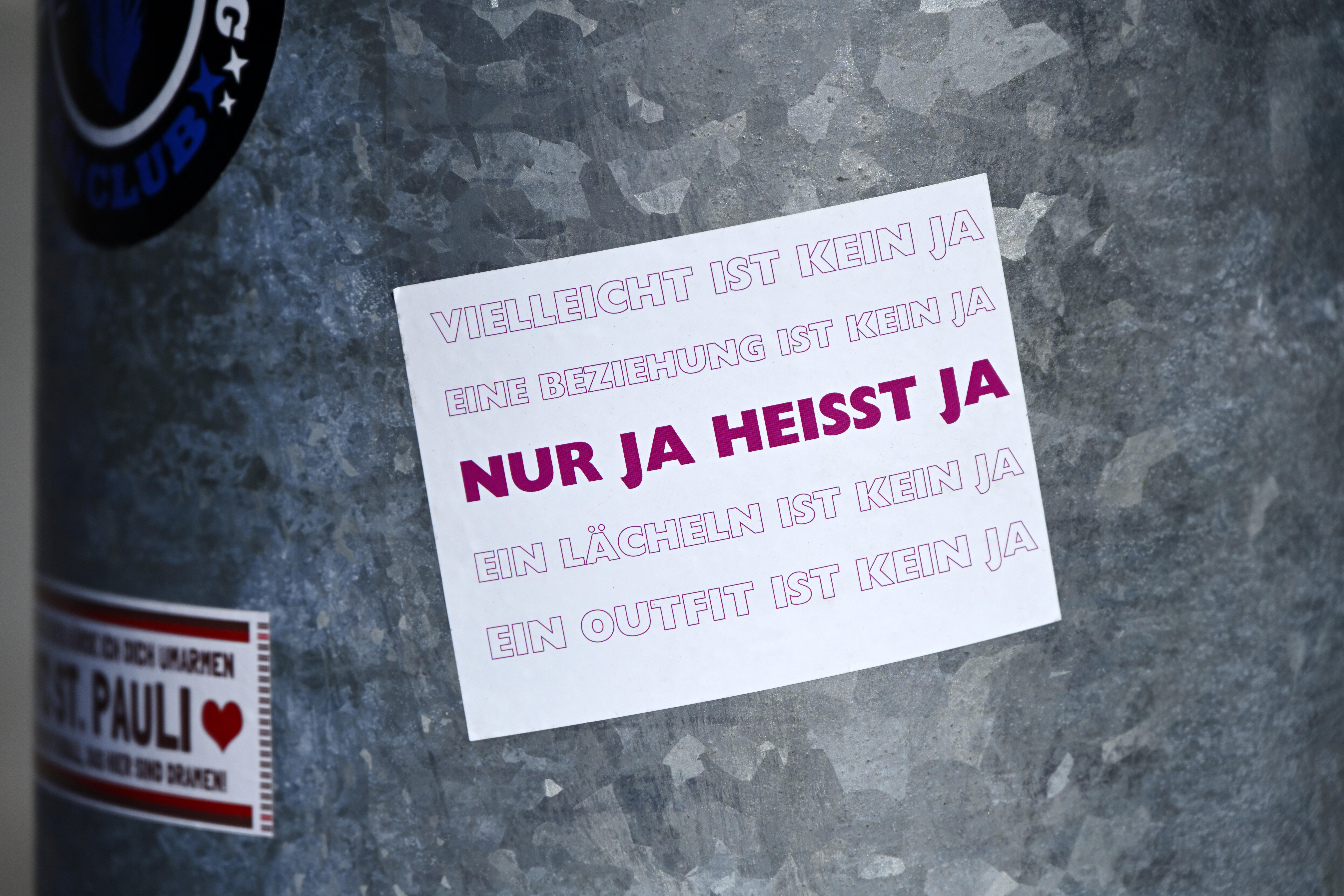 Aufkleber mit der Aufschrift „Nur Ja heißt Ja“ an einem Laternenmast in Hamburg.