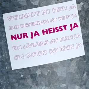 Aufkleber mit der Aufschrift „Nur Ja heißt Ja“ an einem Laternenmast in Hamburg.