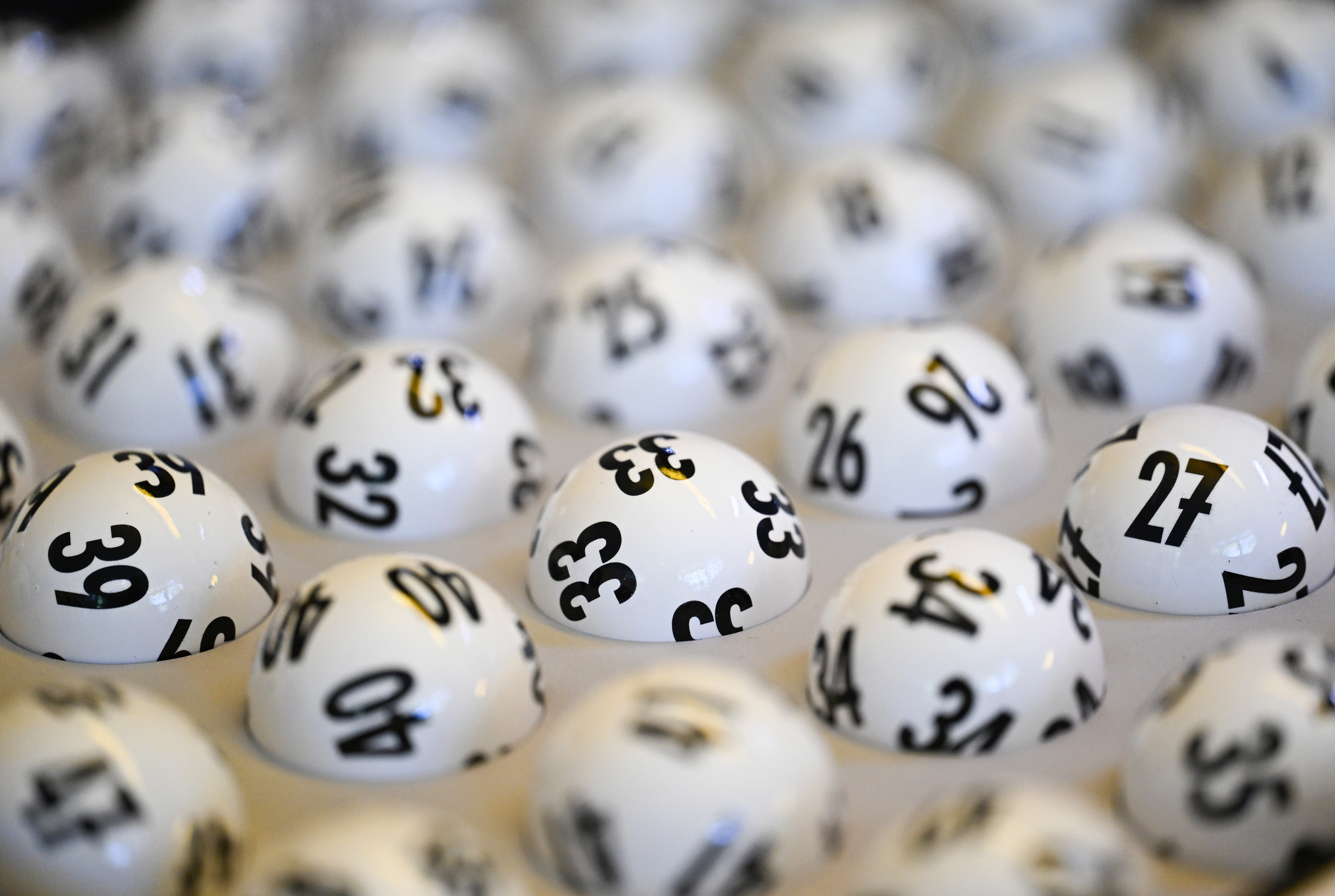 Lottokugeln sind zu sehen.