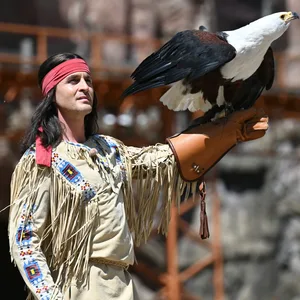 Alexander Klaws als Winnetou steht bei einem Pressetermin im Freilichttheater am Kalkberg in Bad Segeberg mit einem Adler auf dem Arm.