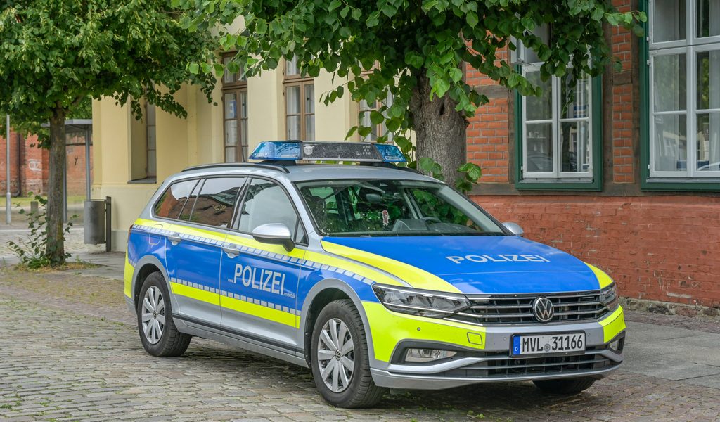 Autofahrer-63-f-hrt-in-Autohaus-Schaden-ist-enorm