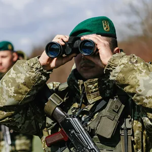 Soldat mit Fernglas