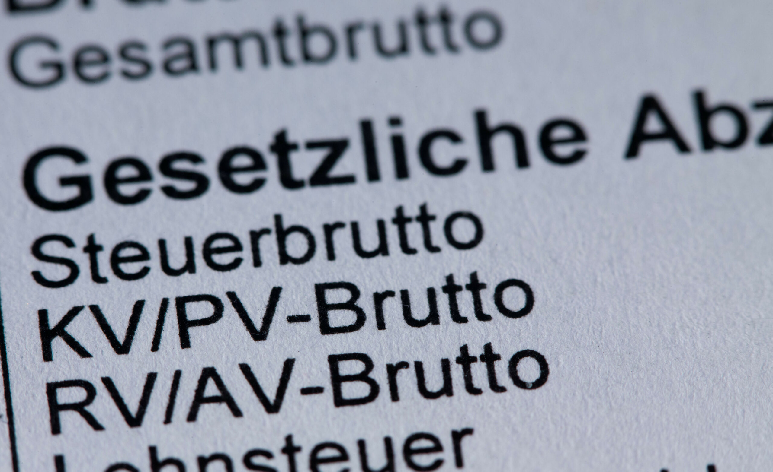 Die Einträge zur Krankenversicherung sind auf einer Gehaltsabrechnung zu sehen.