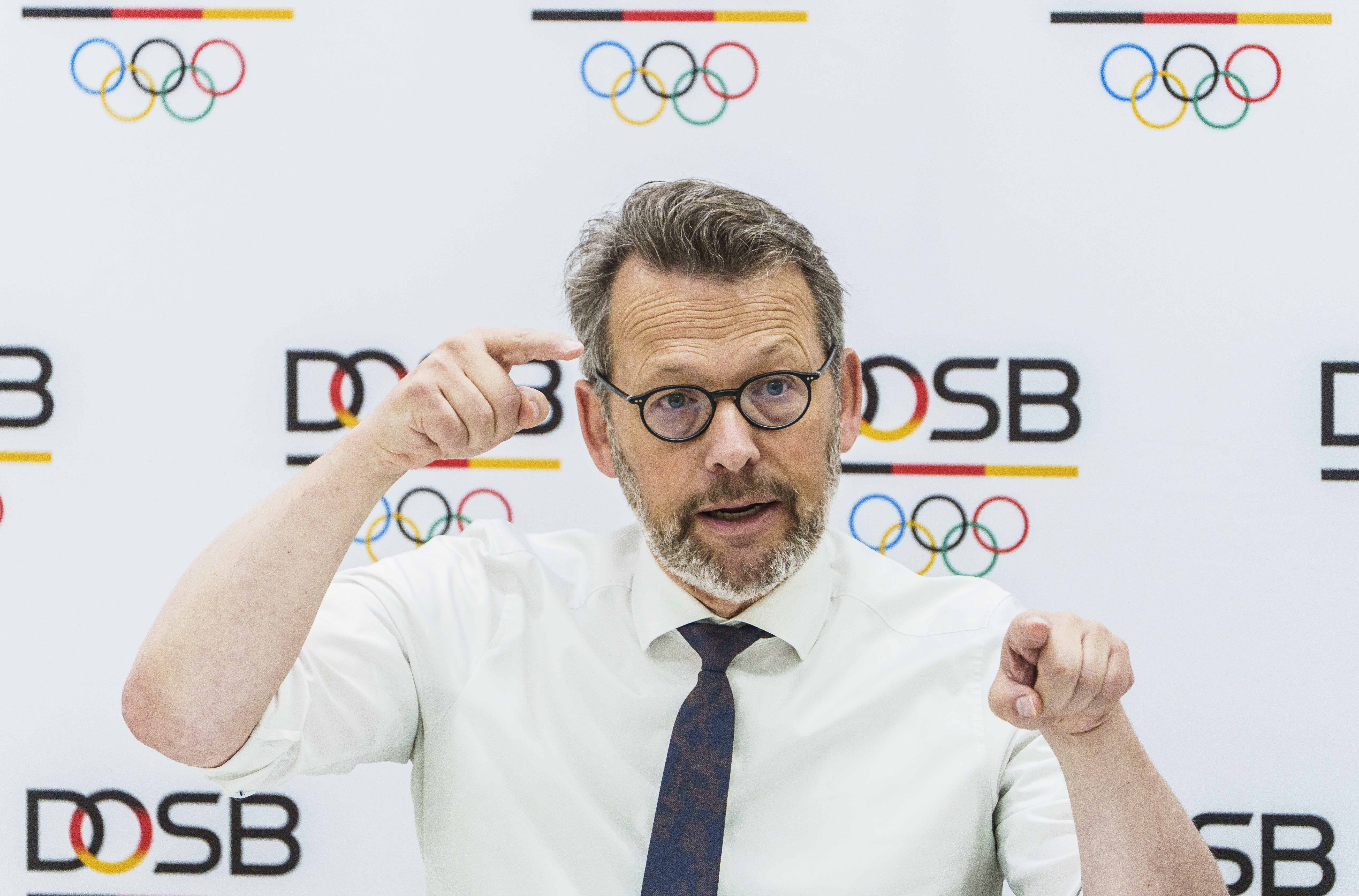 Otto Fricke, neuer Vorstandsvorsitzender des Deutschen Olympischen Sportbundes (DOSB), sitzt bei einem Pressegespräch.