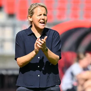 Werder-Trainerin Fritzy Kromp klatscht in die Hände