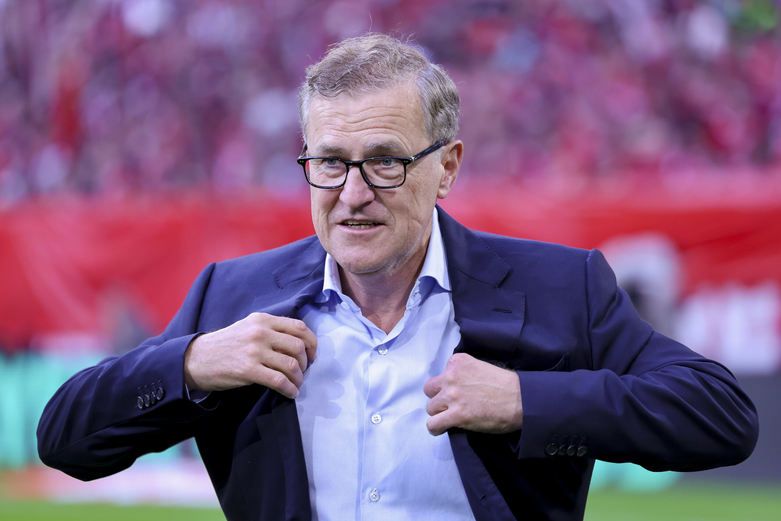 Jan-Christian Dreesen richtet sein Sakko