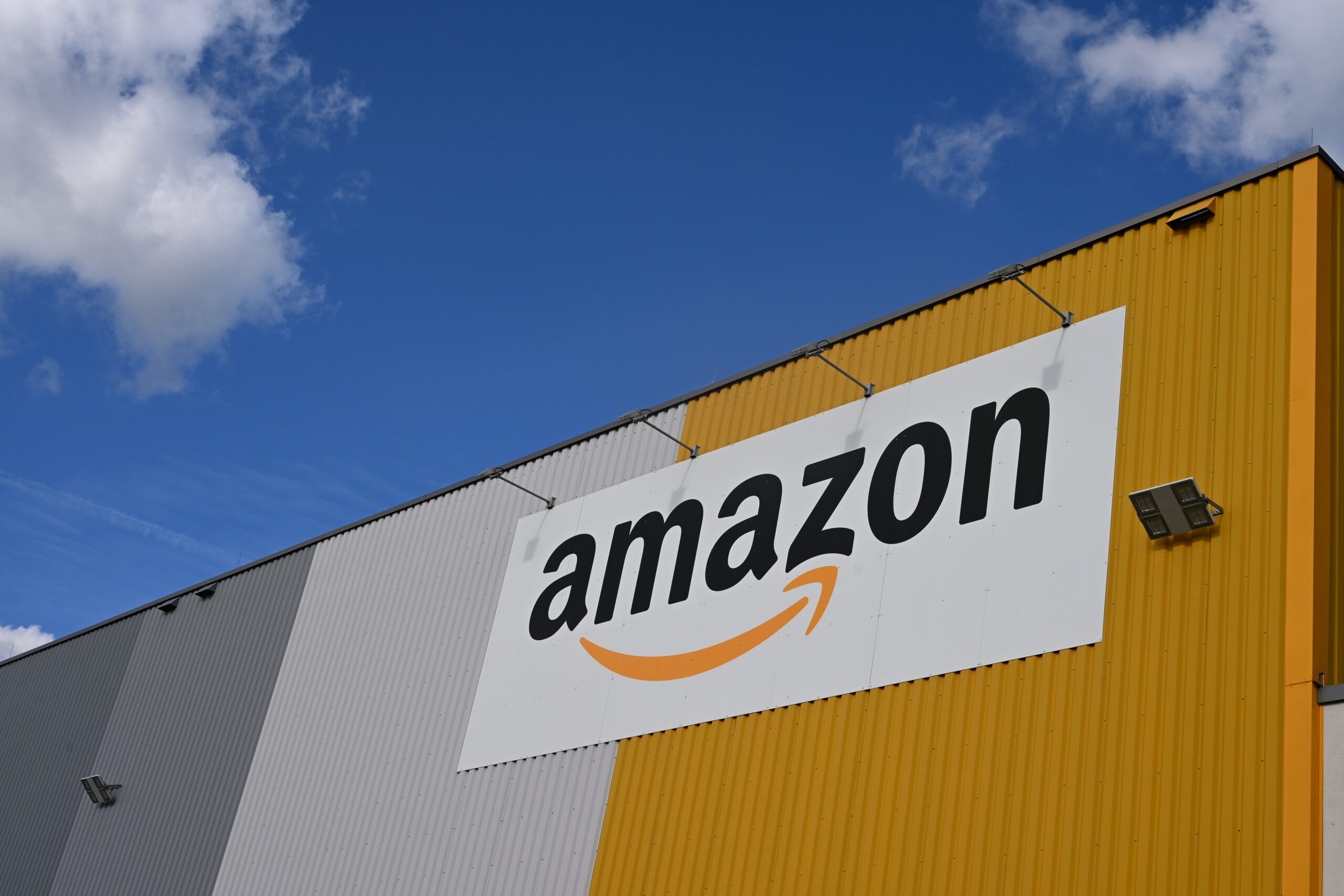 Eine Lagerhalle eines Amazon-Logistikzentrums (Archivbild).