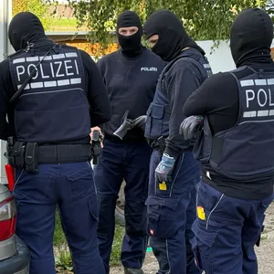 Razzia bei Jugendlichen auf Fehmarn – Waffen, Munition, Waffenbauteile und chemikalien sichergestellt.