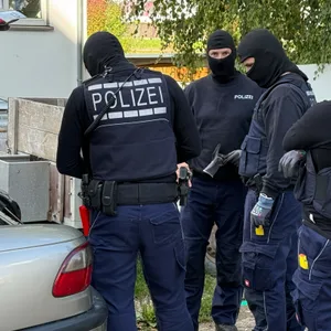 Razzia bei Jugendlichen auf Fehmarn – Waffen, Munition, Waffenbauteile und chemikalien sichergestellt.