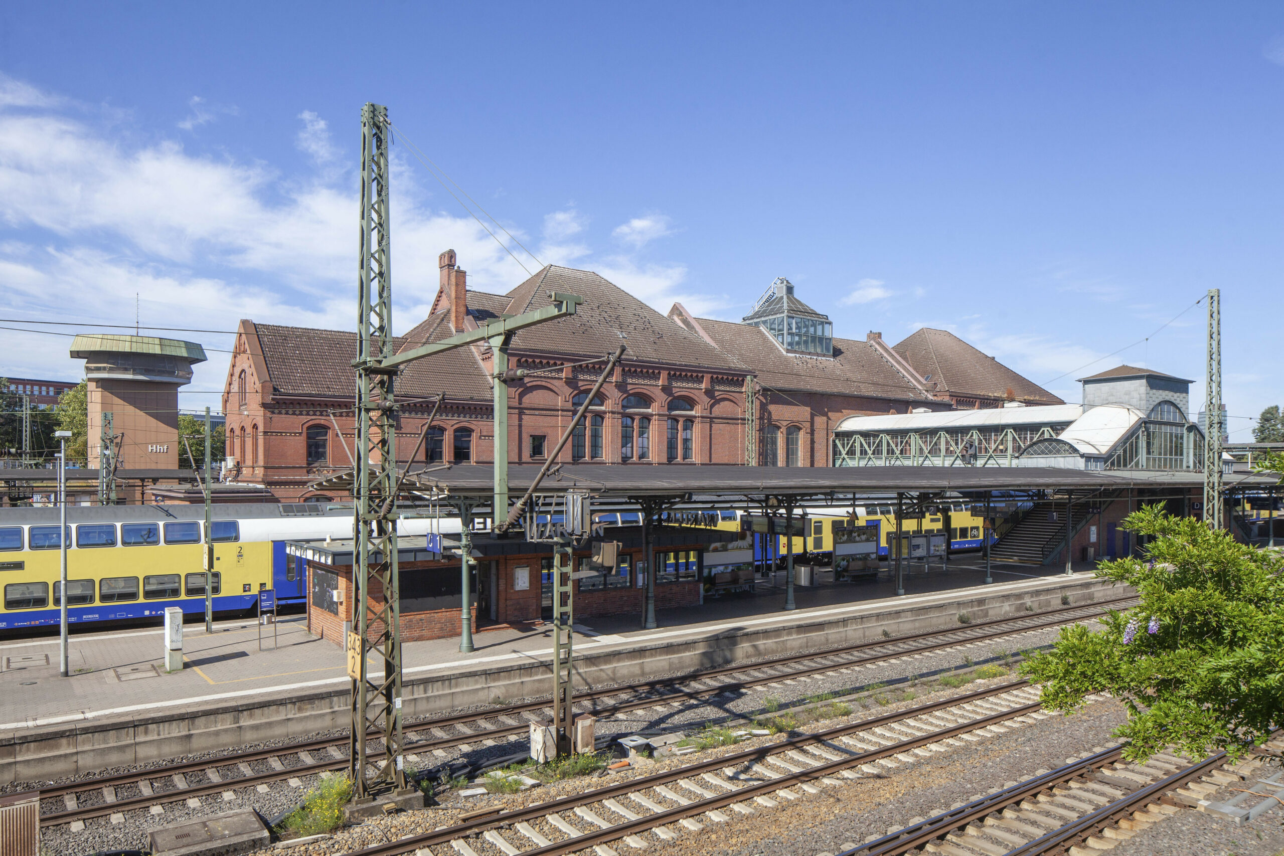 Frau stürtzt am Bahnhof Harburg mit Kopf zwischen Bahnsetig und Metronom – schwer verletzt