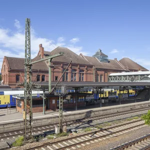 Frau stürtzt am Bahnhof Harburg mit Kopf zwischen Bahnsetig und Metronom – schwer verletzt