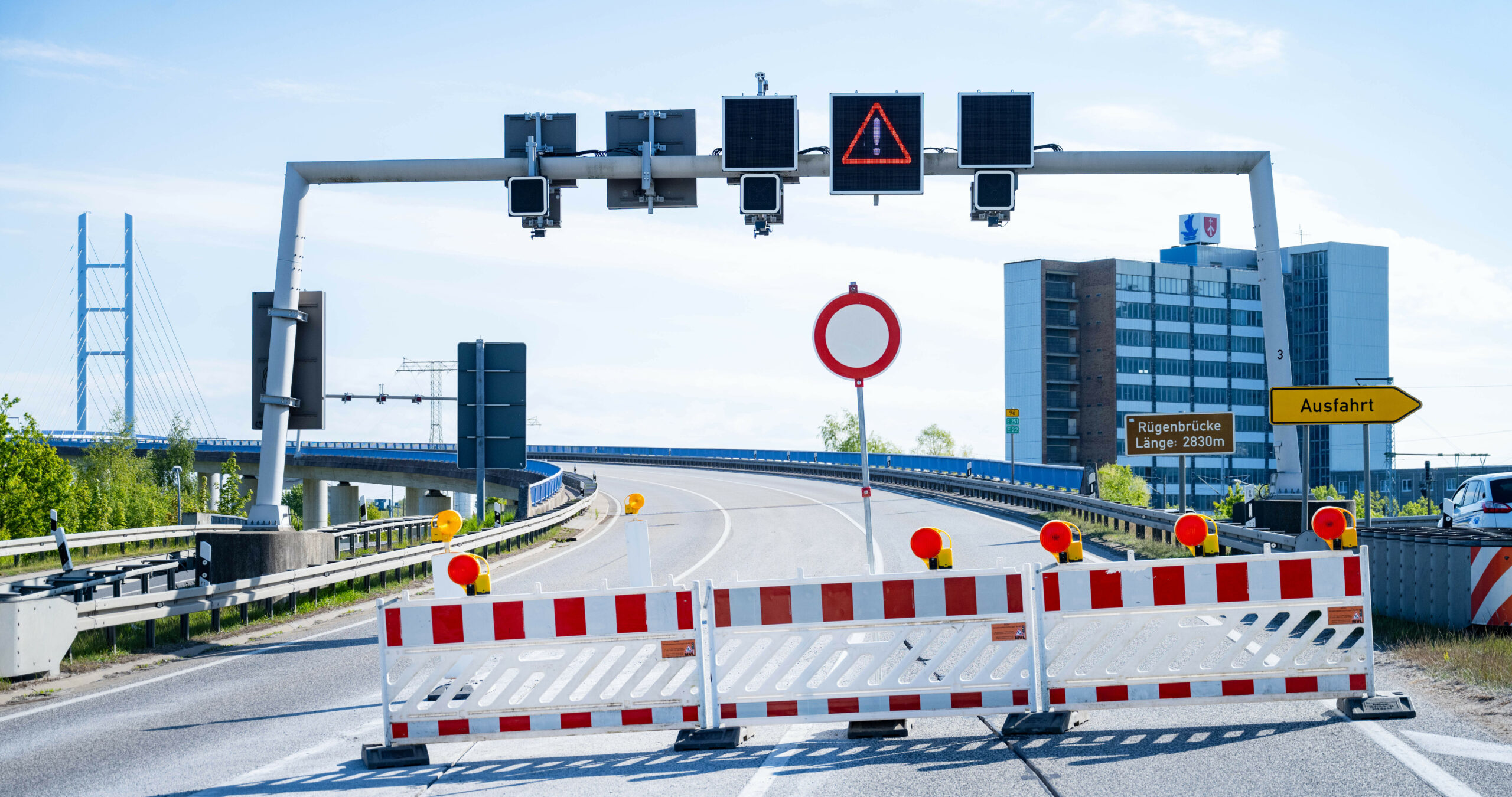 Vollsperrung der Rügenbrücke. Ein Baustellengitter versperrt die Zufahrt auf die Brücke.