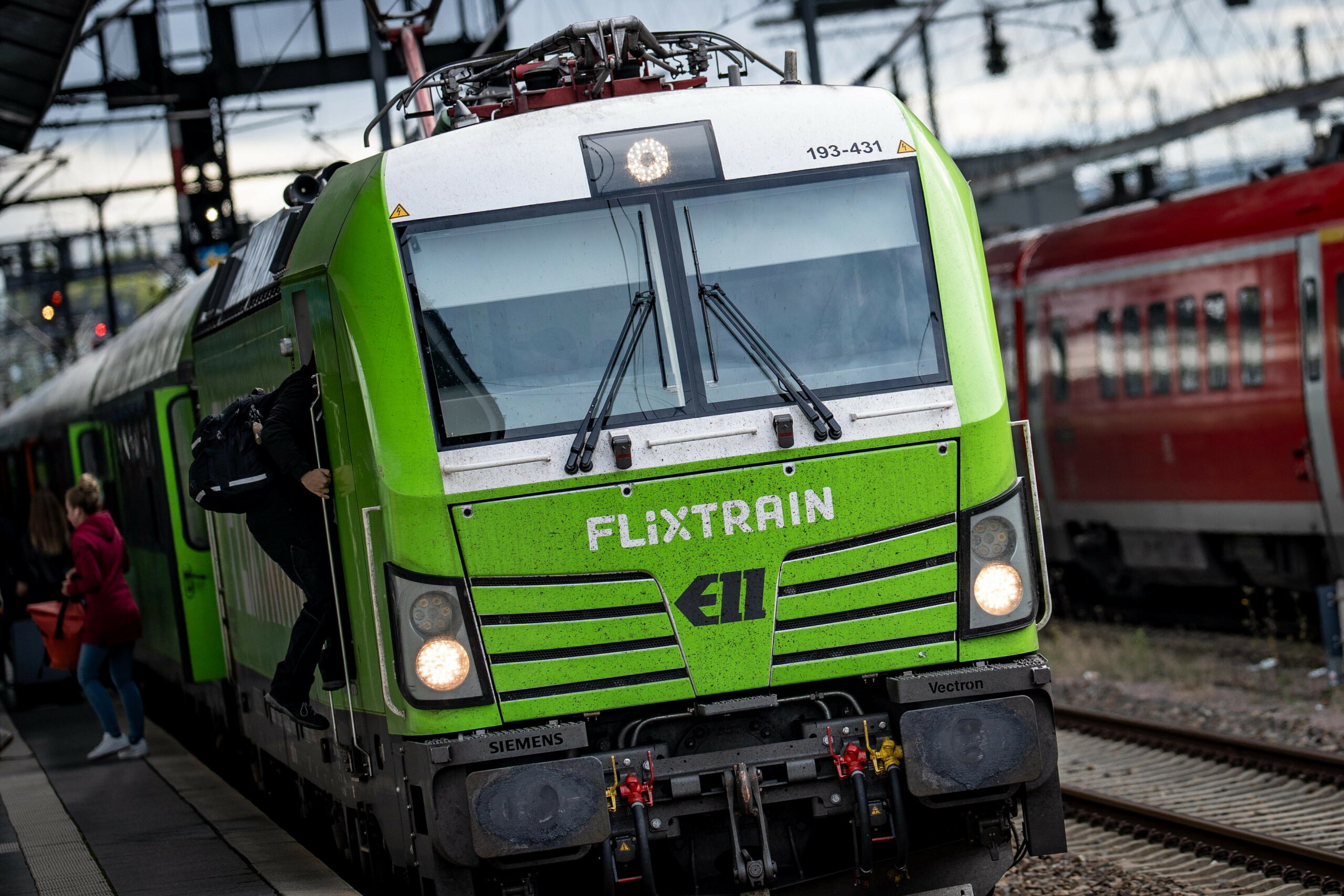 Mann wollte Fllaschen in stehenden Zug sammeln. Als dieser wieder anfuhr zog er die Notbremse
