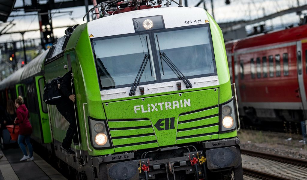 Mit-der-Notbremse-Flaschensammler-stoppt-abfahrenden-Flixtrain