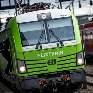 Mann wollte Fllaschen in stehenden Zug sammeln. Als dieser wieder anfuhr zog er die Notbremse