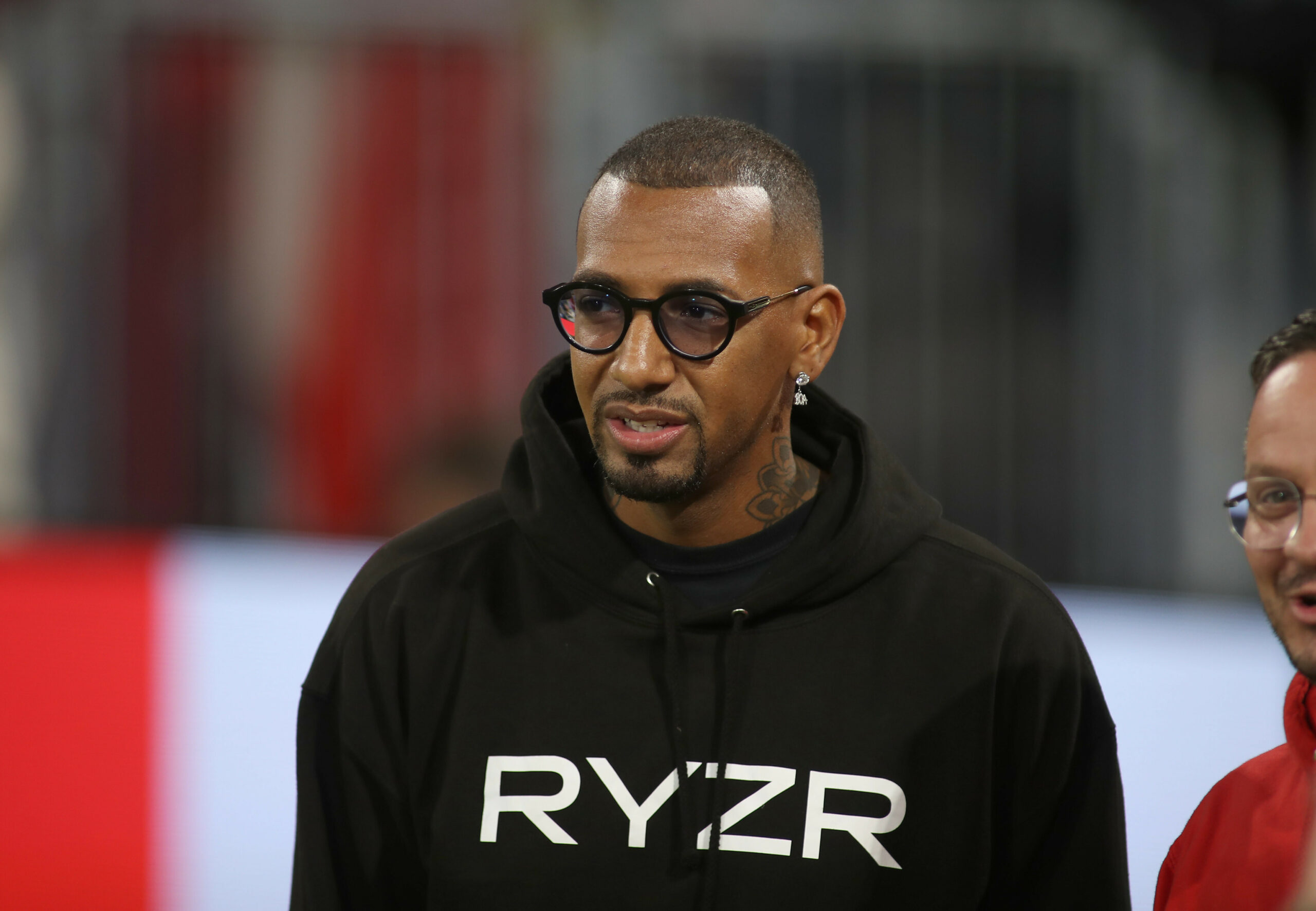 Jerome Boateng mit Brille