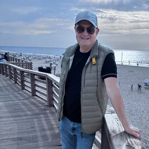 Malte Bayer (56) hat vor sieben Jahre eine Flaschenpost auf Sylt gefunden.