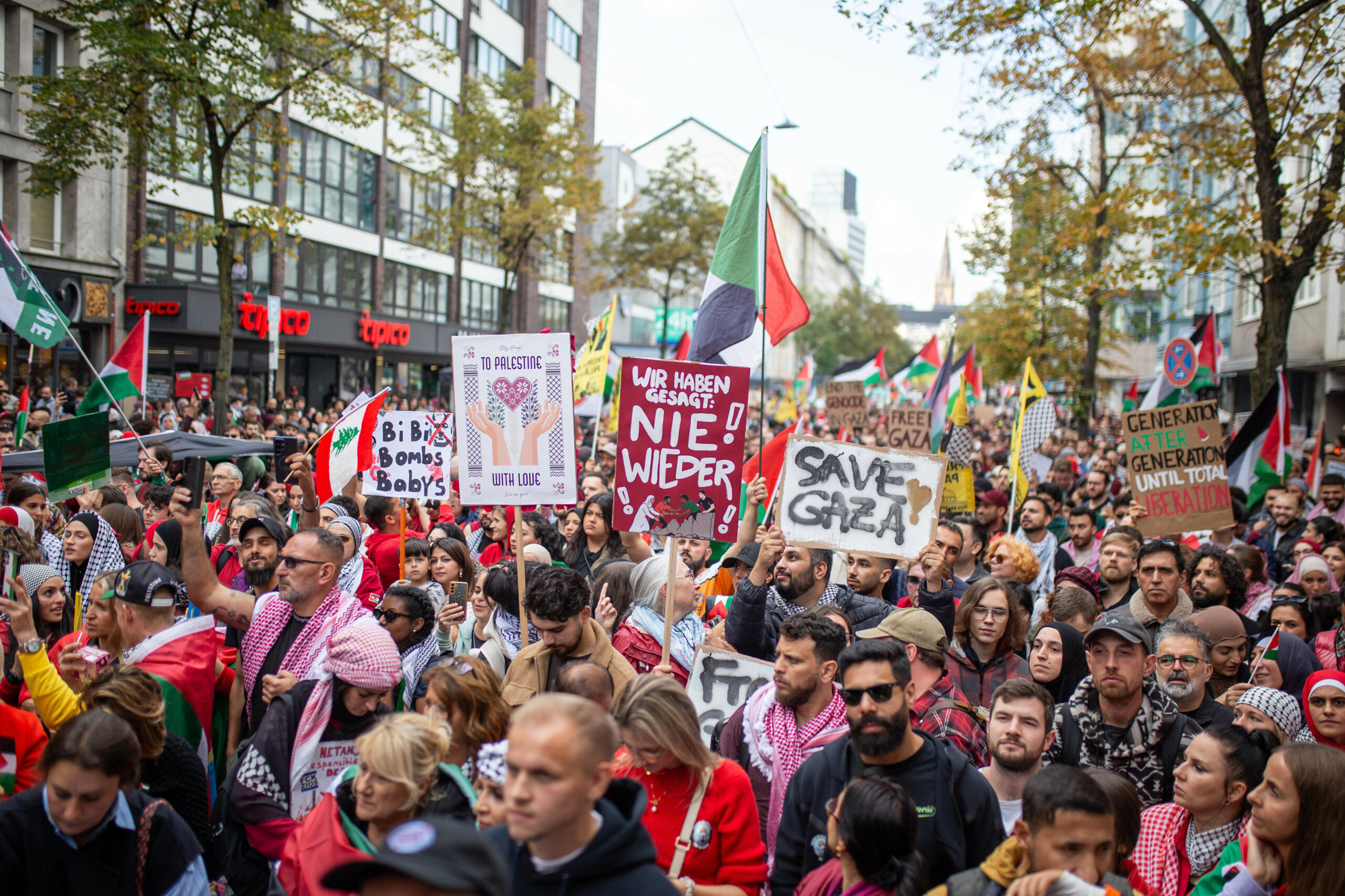 Propalästinensische Demonstration mit Plakaten und Fahnen