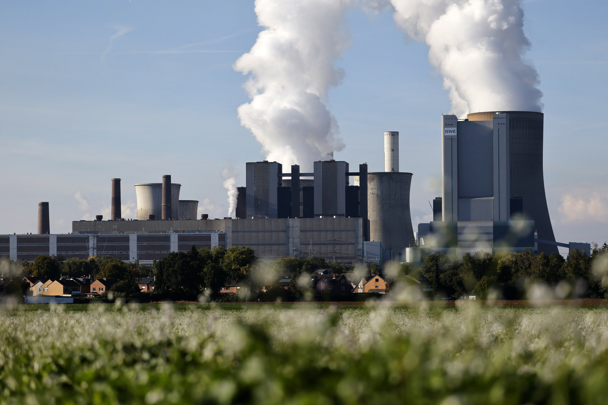 Ein Kohlekraftwerk stößt Dampfschwaden aus