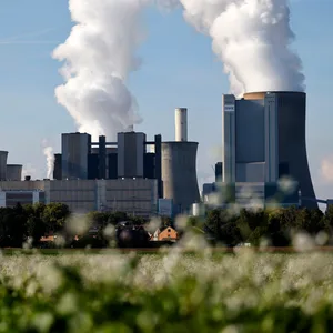 Ein Kohlekraftwerk stößt Dampfschwaden aus