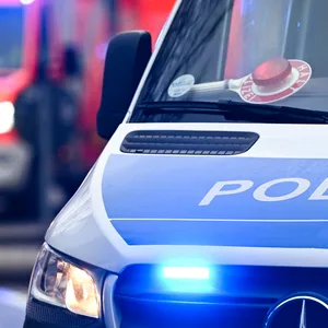 Ein Polizeiauto und ein Rettungswagen mit Blaulicht.
